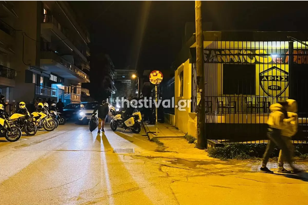 Θεσσαλονίκη – Έφοδος σε σύνδεσμο του Άρη: Βρέθηκαν ρόπαλα, τσεκούρια, σπαθί, δρεπάνι και πυροτεχνήματα (Φωτό)