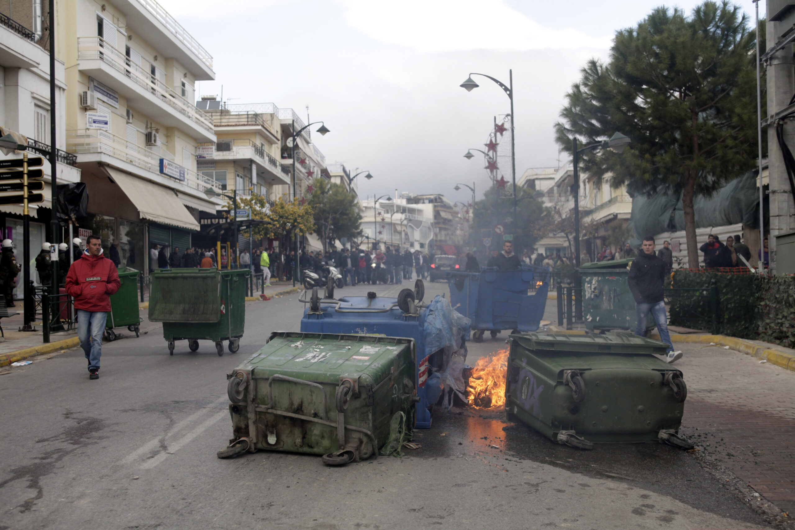 Αγρίνιο: Συνελήφθησαν τέσσερα άτομα για τον εμπρησμό 36 κάδων απορριμμάτων