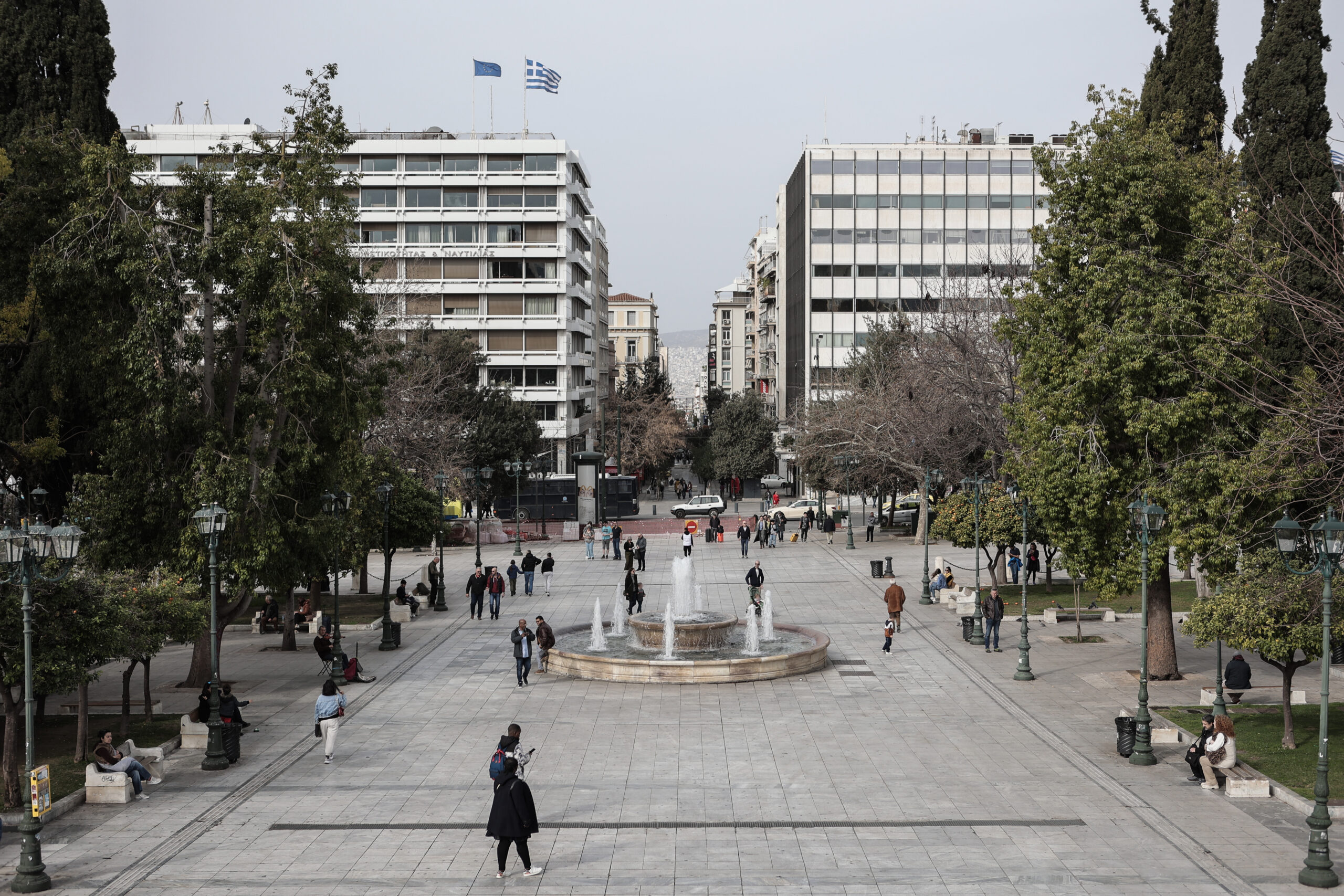 Aνήλικοι έβγαλαν μαχαίρι σε παρέα στο Σύνταγμα για να τους κλέψουν τα κινητά τηλέφωνα