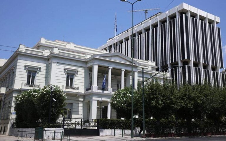 ΥΠΕΞ: «Η ελληνική κυβέρνηση θα συνεχίσει να υπηρετεί με συνέπεια τη δημοκρατία και το κράτος δικαίου»