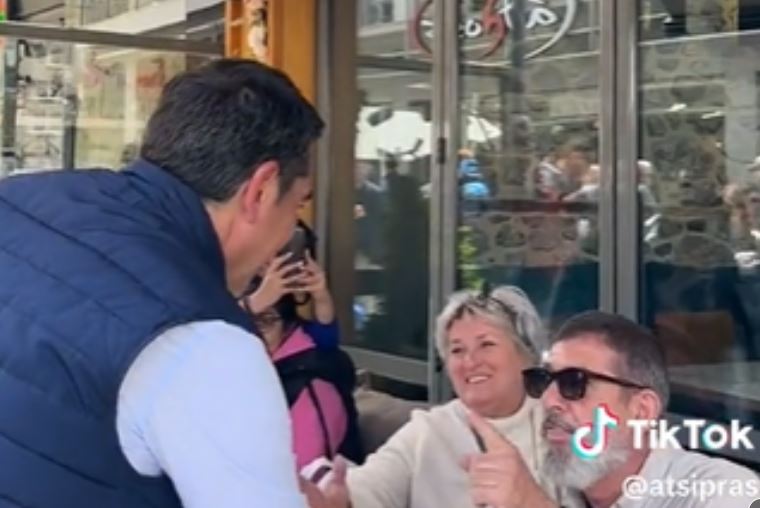 Επική ατάκα φιλάθλου του Ολυμπιακού στον «βάζελο» Τσίπρα: «Σαν τον Σλούκα να το βάλεις στο τέλος, να τους τελειώσεις»