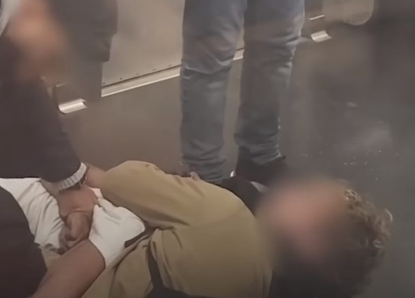 Σοκ στη Νέα Υόρκη: Πεζοναύτης στραγγάλισε άστεγο με κεφαλοκλείδωμα μέσα στο μετρό (Βίντεο)