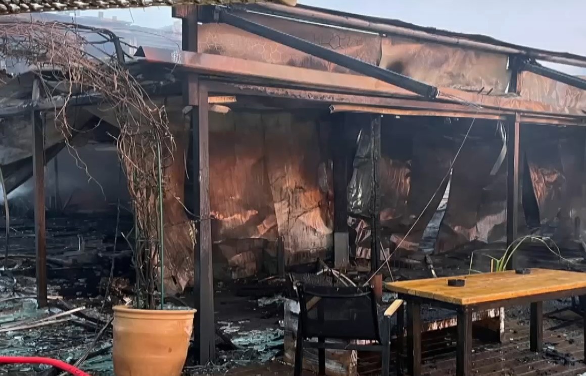 Αρτέμιδα: Κάηκε ολοσχερώς καφέ – μπαρ (Βίντεο)