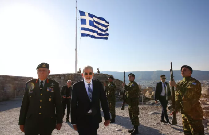 O πρωθυπουργός Ιωάννης Σαρμάς παρέστη στην έπαρση της σημαίας στην Ακρόπολη