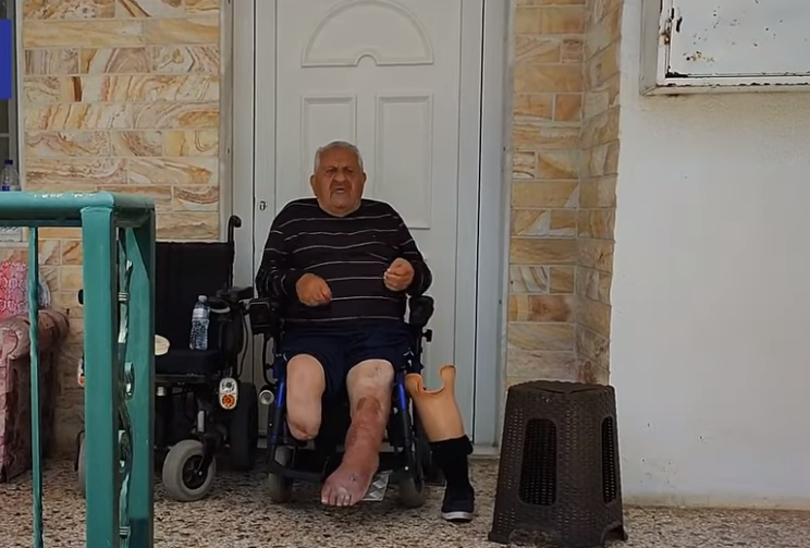 Χαλκιδική: Εικόνες ντροπής – Έκαναν έξωση σε 81χρονο με αναπηρία – «Δεν έχω να πάω πουθενά» (Βίντεο)