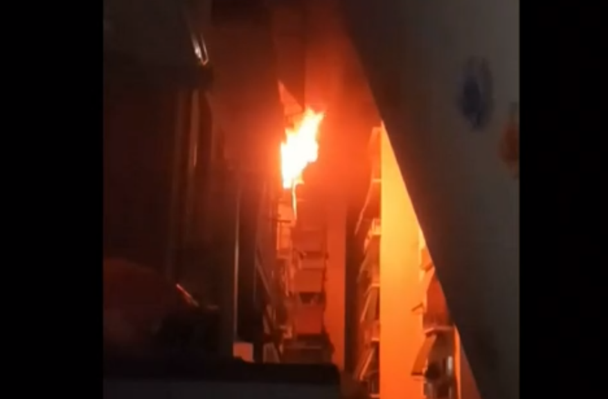 Πυρκαγιά σε διαμέρισμα στο κέντρο της Αθήνας – Ηλικιωμένος ανασύρθηκε χωρίς τις αισθήσεις του