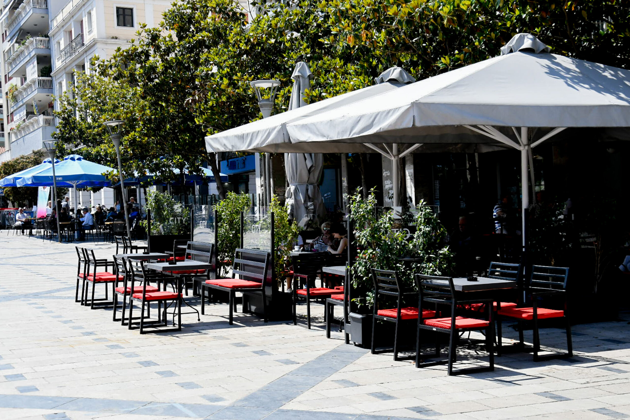 Πάτρα: Στα «κάγκελα» καταστηματάρχες εστίασης στην παραλιακή – Το κράτος και τους χρωστά και τους βάζει πρόστιμα