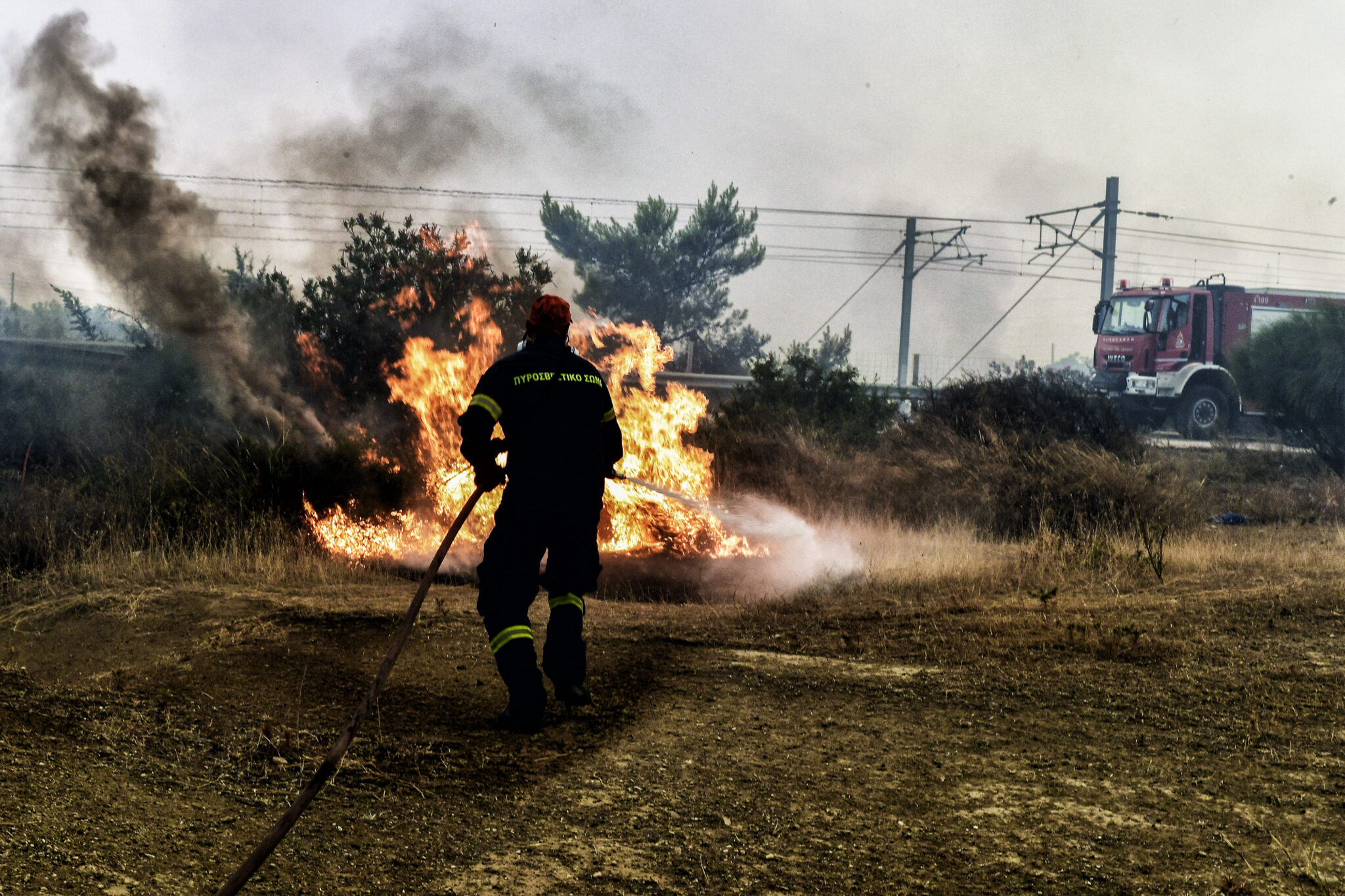 Μάχη με τις φωτιές σε Λουτράκι, Μέγαρα, Δερβενοχώρια, Ρόδο – «Αγώνας» να μην περάσει την Εθνική στο ύψος της Motor Oil