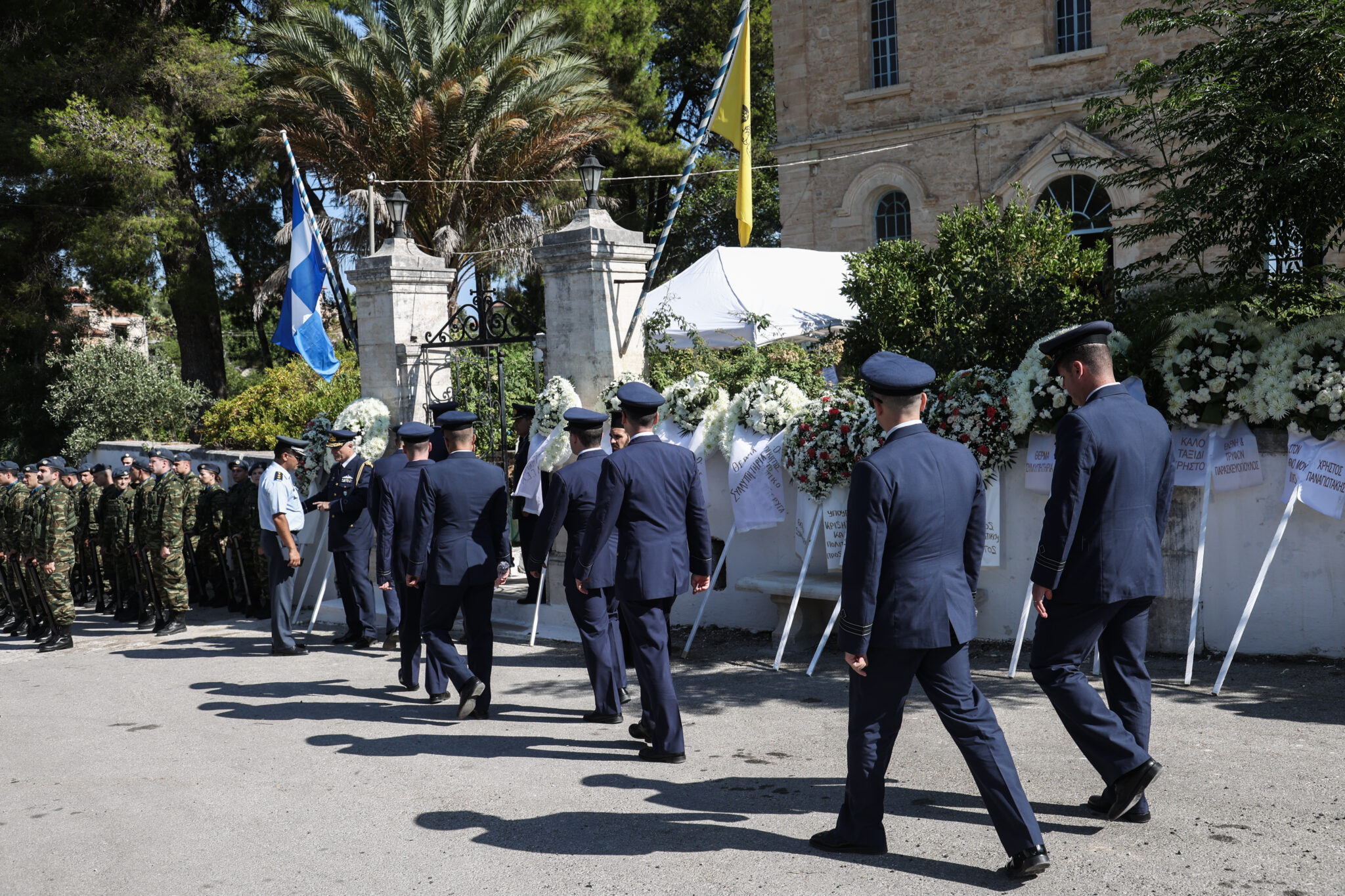 Πτώση Canadair στην Κάρυστο: Θρήνος στην κηδεία του Χρήστου Μουλά – Τυλιγμένο με την ελληνική σημαία το φέρετρο (Φωτό & Βίντεο)