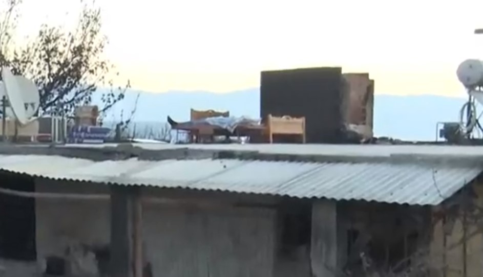 «Δύσκολα φτιάχνονται, εύκολα καίγονται»: Για 5η μέρα κοιμάται πάνω στο καμένο του σπίτι στην Μάνδρα