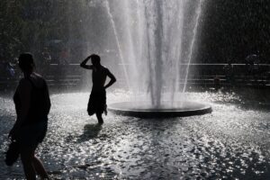 Καύσωνας σαρώνει την Ευρώπη: Ρεκόρ θερμοκρασιών, νεκρά παιδιά και διακοπή λειτουργίας πυρηνικών αντιδραστήρων