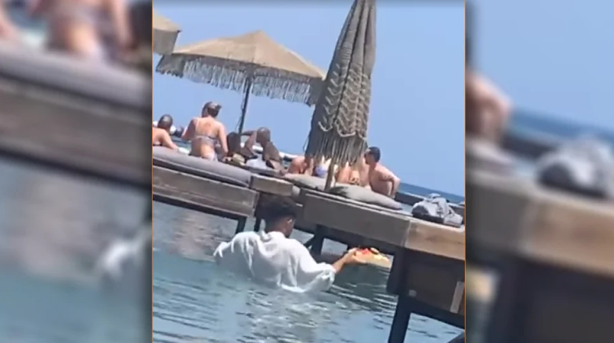 Παρέμβαση Βαρβιτσιώτη και Γεωργιάδη για τον σερβιτόρο στη Ρόδο που παρέδιδε παραγγελία κολυμπώντας