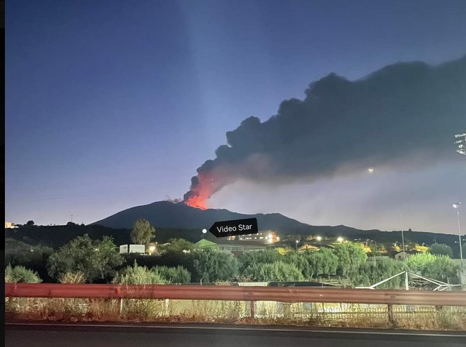 Σικελία: Ξύπνησε και βρυχάται η Αίτνα – Συντριβάνια λάβας – Έκλεισε το αεροδρόμιο της Κατάνια (Βίντεο)