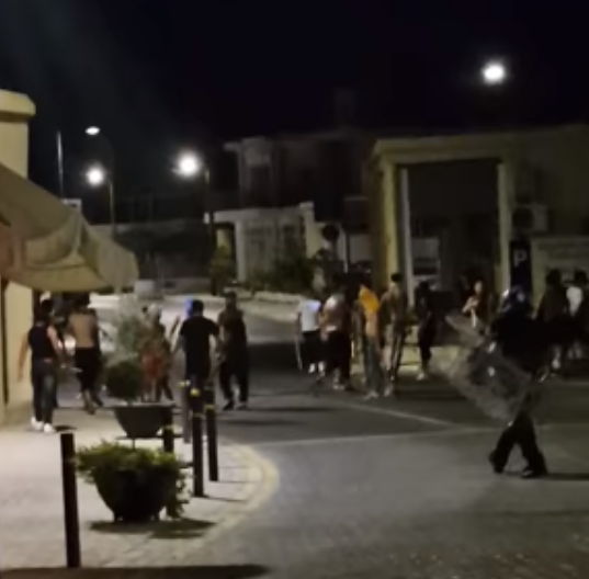 Κύπρος: Επεισόδια κατά τη διάρκεια εκδήλωσης διαμαρτυρίας για το μεταναστευτικό – Σύριοι επιτέθηκαν με ρόπαλα και πέτρες σε Ελληνοκύπριους (Βίντεο)