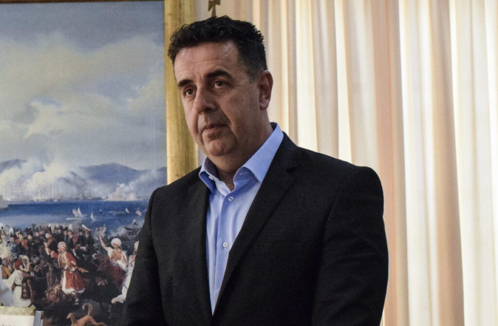 Ναύπλιο: Παρέμβαση του Υπ. Εσωτερικών για την «αήθη» συμπεριφορά του δημάρχου της πόλης – Πετούσε νυχθημερόν ακαθαρσίες στον κήπο του βασικού του αντιπάλου
