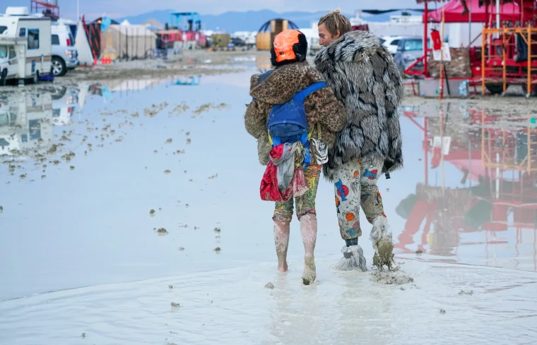 Burning Man: Ένας νεκρός και χιλιάδες επισκέπτες εγκλωβισμένοι – Ισχυρές καταιγίδες προκάλεσαν χάος στο διάσημο φεστιβάλ