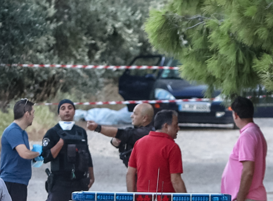 Μαφιόζικη εκτέλεση στη Λούτσα: Οι πρώτες εικόνες από το σημείο, εντοπίστηκαν 25 κάλυκες – Πώς έγινε το μακελειό και τι ερευνούν οι Αρχές