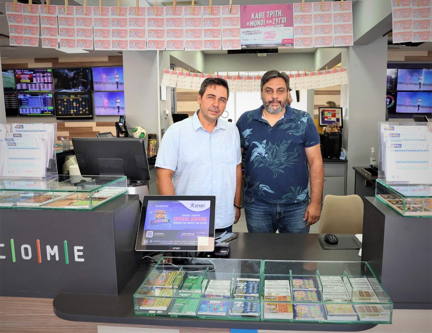 ΛΕΖΑΝΤΑΦ2: Δημήτρης και Παναγιώτης Σκούρας, συνιδιοκτήτες καταστήματος ΟΠΑΠ επί της οδού Νικηταρά 4, στο Άργος.