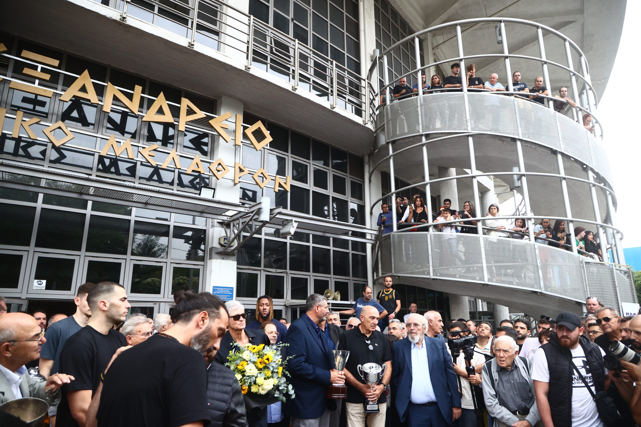 Γιάννης Ιωαννίδης: Ο κόσμος του Άρη αποχαιρετά τον «ξανθό» – Κοσμοσυρροή στο Αλεξάνδρειο – «Λύγισε» ο Νίκος Γκάλης
