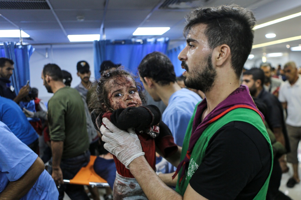 Πόλεμος Χαμάς – Ισραήλ: Αλληλοκατηγορίες για την επίθεση στο νοσοκομείο της Γάζας – Διεθνής κατακραυγή και διπλωματικός «πυρετός»