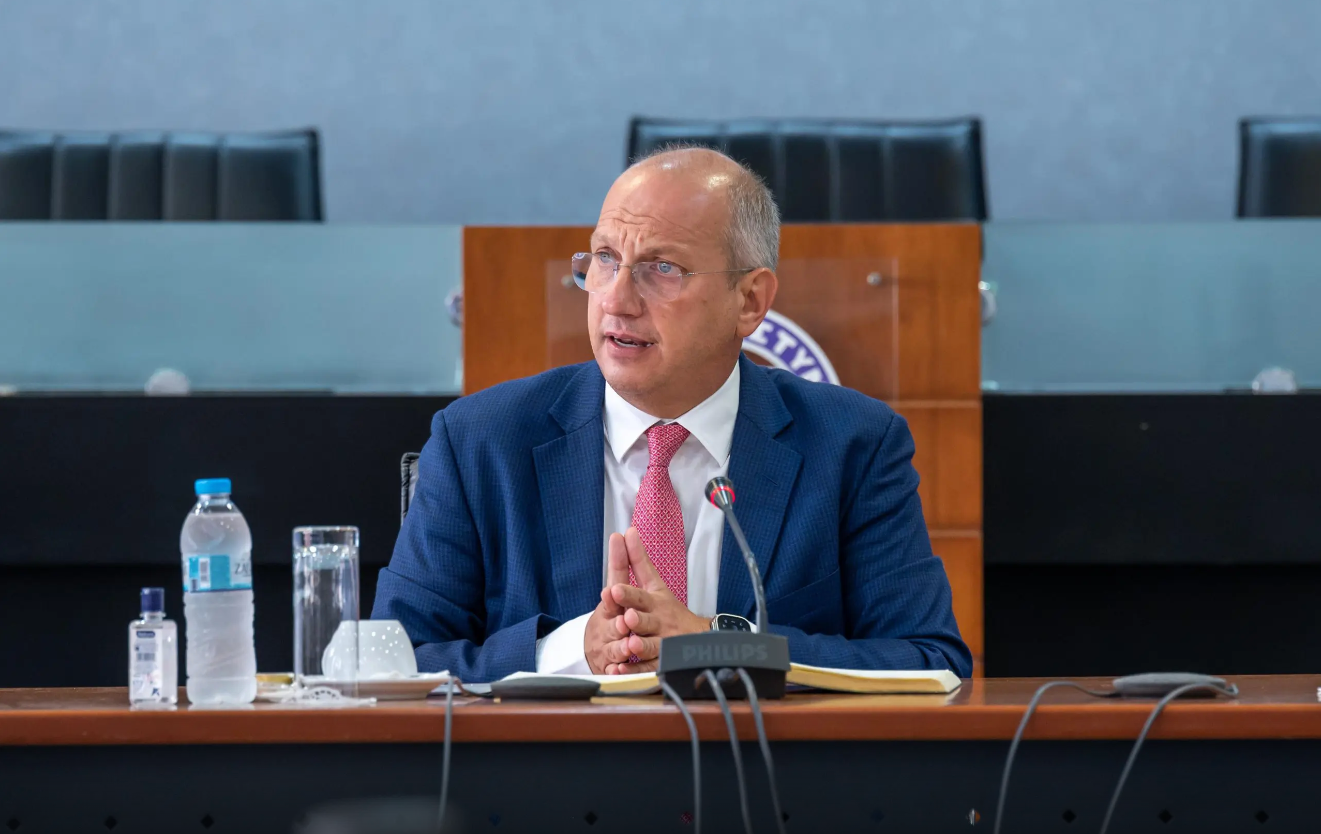Οικονόμου: Σε τρεις άξονες η αντιμετώπιση των συμμοριών ανηλίκων – 1.353 συλλήψεις για 1.201 υποθέσεις τον Σεπτέμβριο