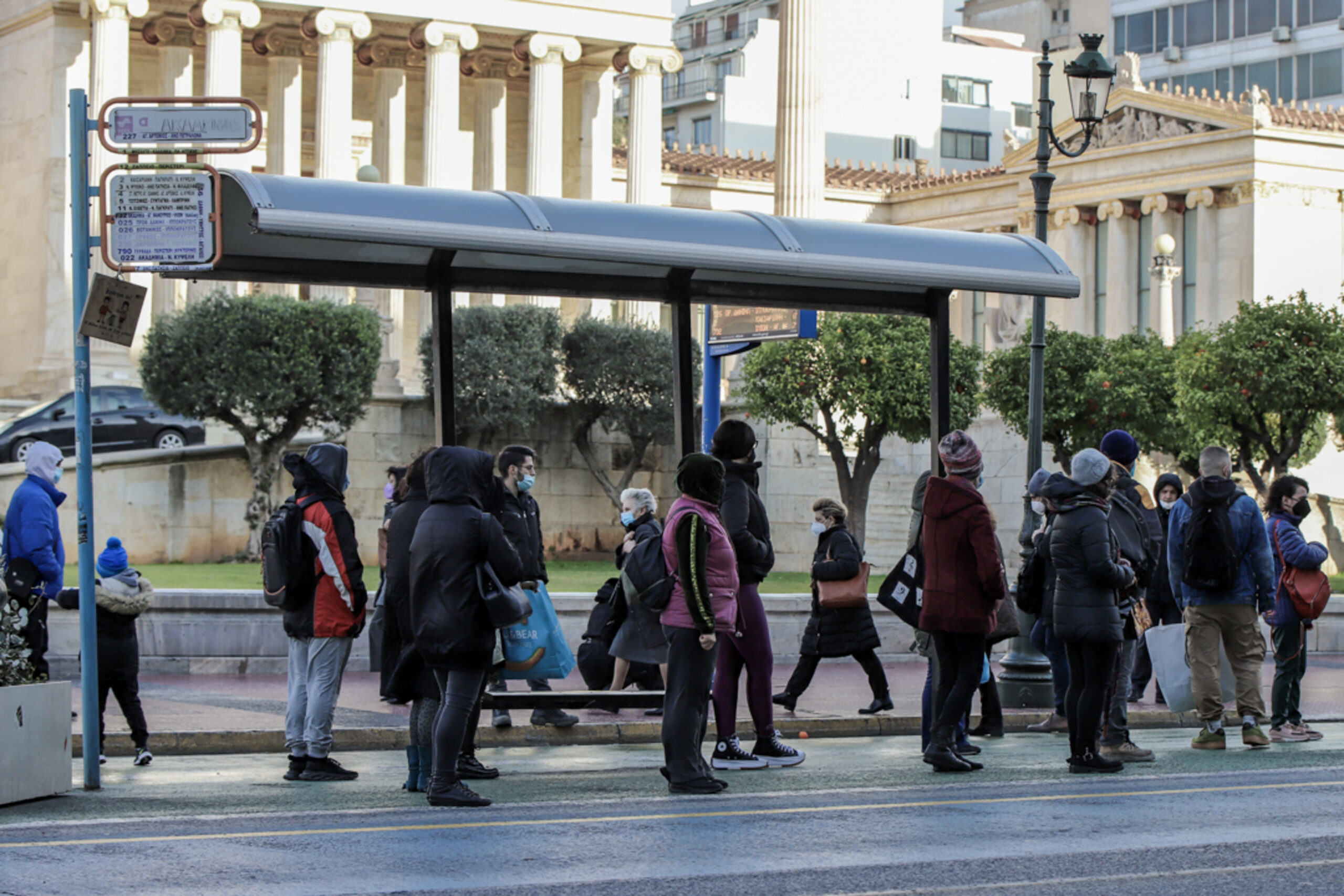 Ο καιρός της Παρασκευής: Υποχωρεί κι άλλο η θερμοκρασία – Πέφτουν τα πρώτα χιόνια στα ορεινά