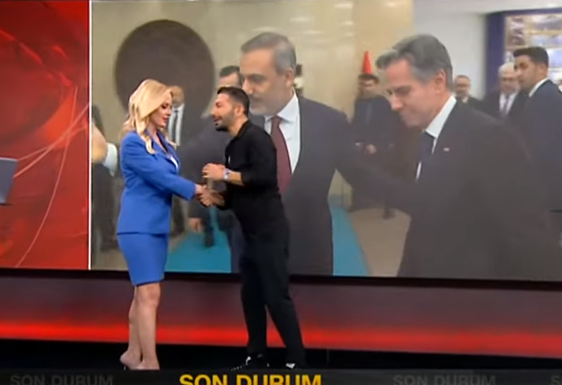 Μείζον θέμα στα τουρκικά κανάλια ο εναγκαλισμός του Μπλίνκεν που αρνήθηκε ο Χακάν – «Ο τούρκος ΥΠΕΞ ήθελε να δείξει ανωτερότητα»