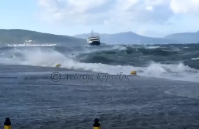 Αίγινα: Μάχη με τα κύματα για πάνω από μια ώρα δίνει πλοίο για να δέσει στο λιμάνι – Δείτε βίντεο