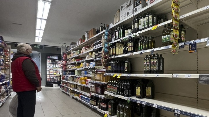 Ισπανία: Αντικλεπτικά στο ελαιόλαδο έβαλαν τα σούπερ μάρκετ – Εκτοξεύτηκε η τιμή του