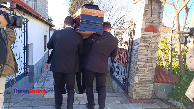 Θεσσαλονίκη: Σπαραγμός στην κηδεία της 50χρονης που κατασπάραξαν σκυλιά – «Τζάμπα, τζάμπα, έφυγες», φώναζαν (Βίντεο)