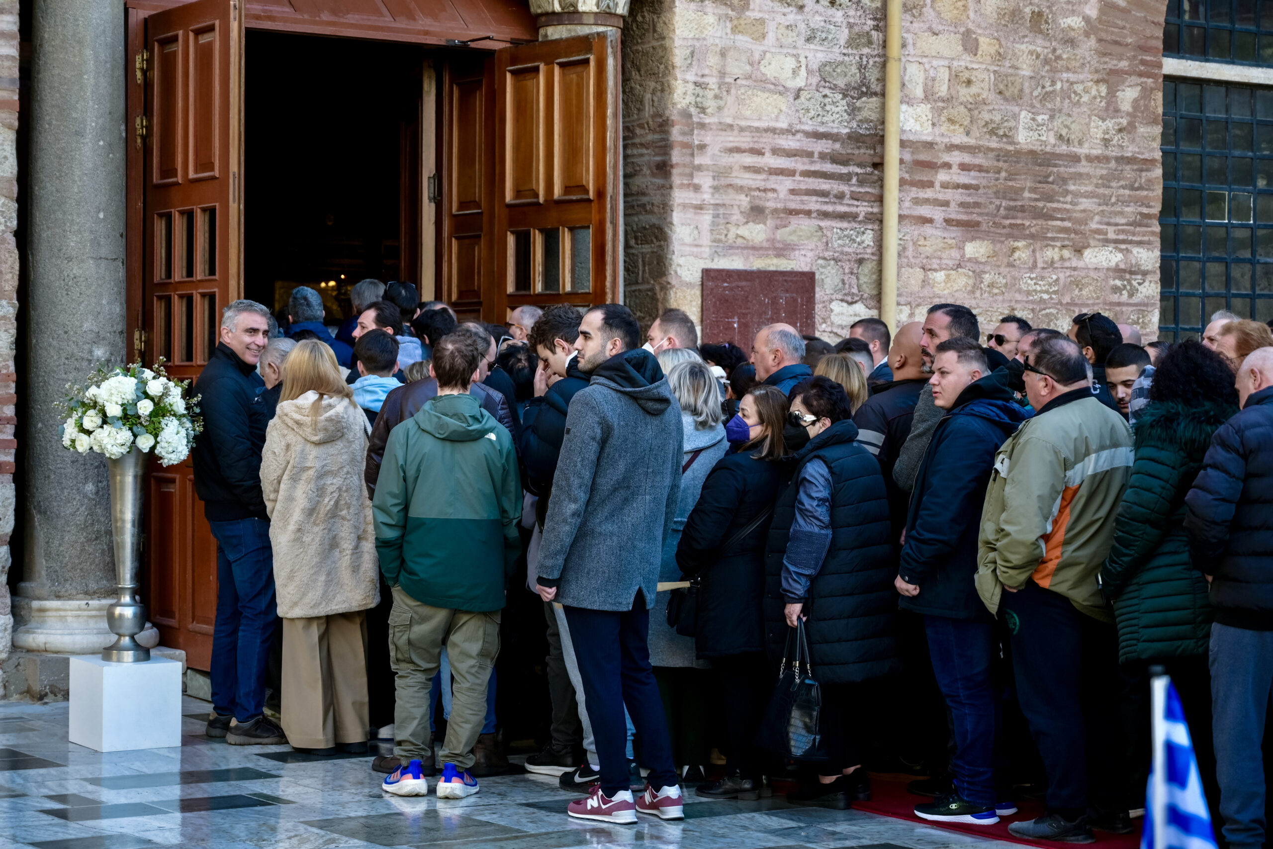 Βασίλης Καρράς: Χιλιάδες κόσμου στο «αντίο» του μεγάλου τραγουδιστή – Μέχρι το βράδυ το λαϊκό προσκύνημα (Φωτό & Βίντεο)
