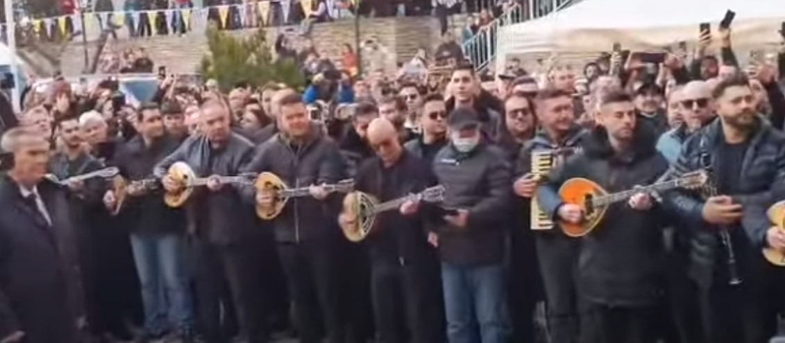 Βασίλης Καρράς: Με το «Δεν πάω πουθενά» και την «Νύχτα ξελογιάστρα» τον «αποχαιρέτησε» η ορχήστρα του