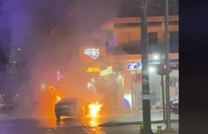 Θεσσαλονίκη: Αυτοκίνητο τυλίγεται στις φλόγες κοντά σε βενζινάδικο (Βίντεο)