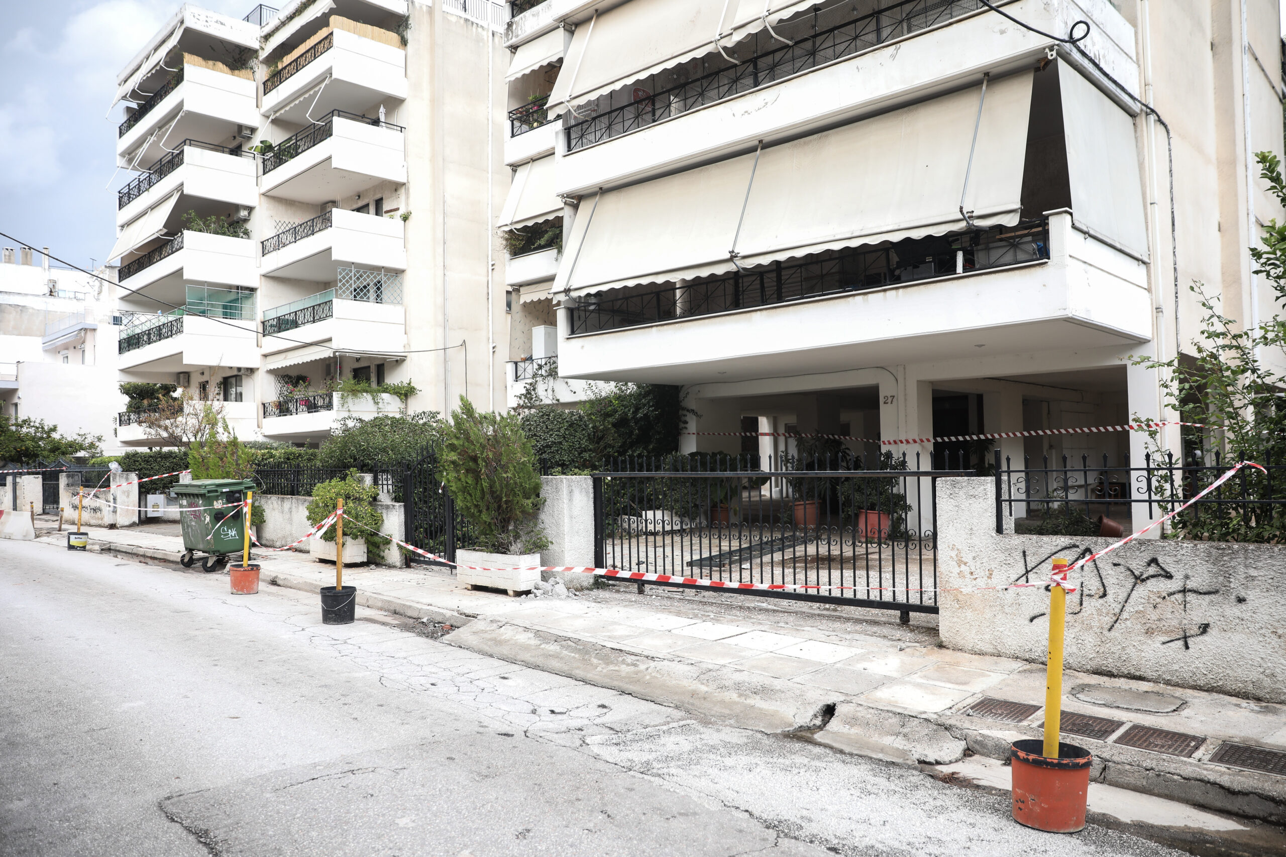 Βόλος: Της τράβηξε την κουβέρτα που τίναζε με κίνδυνο να πέσει από τον 4ο όροφο