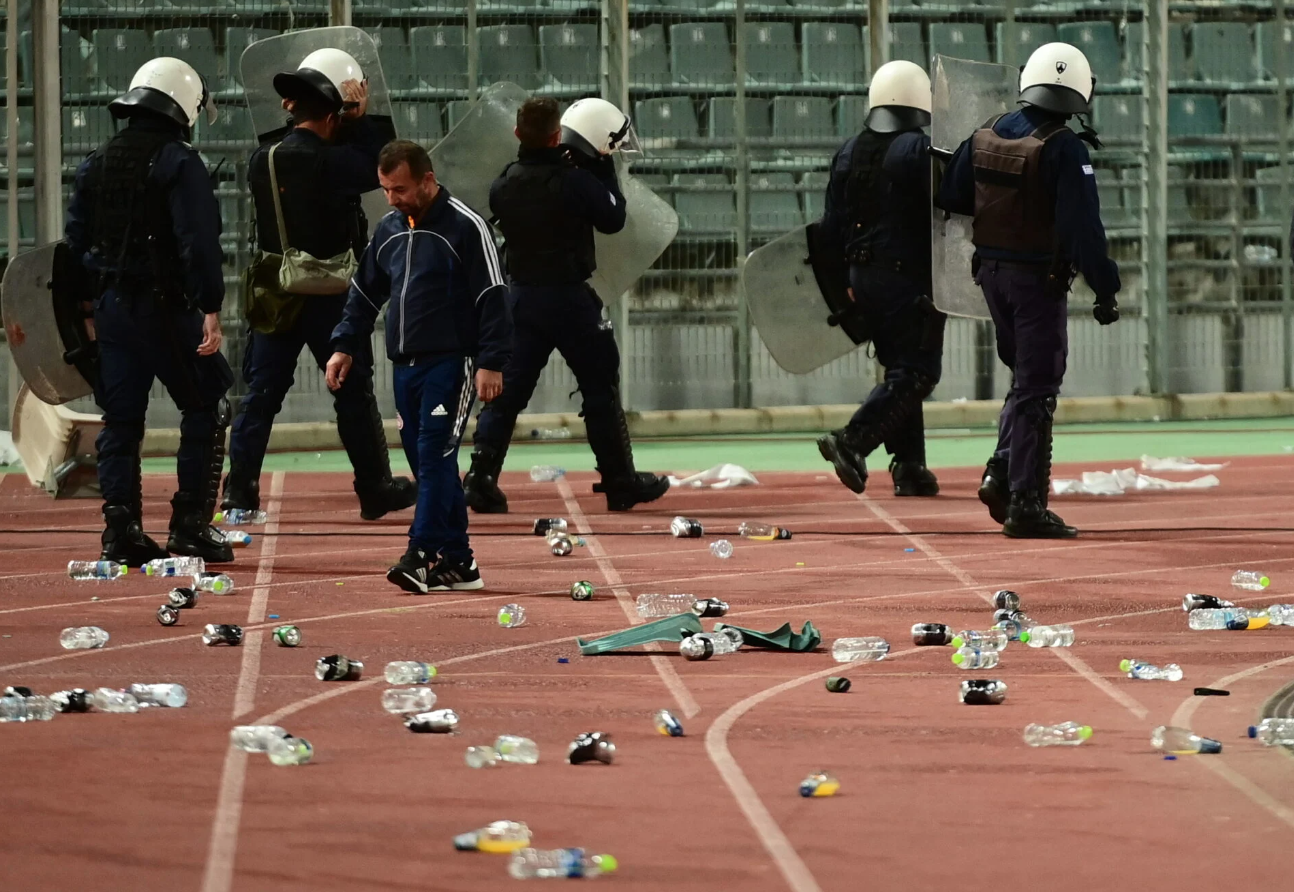 Οπαδική βία: «Λουκέτο» μέχρι τον Φλεβάρη βάζει στα γήπεδα η κυβέρνηση – Για «αποκτήνωση χουλιγκανισμού» μίλησε ο Οικονόμου