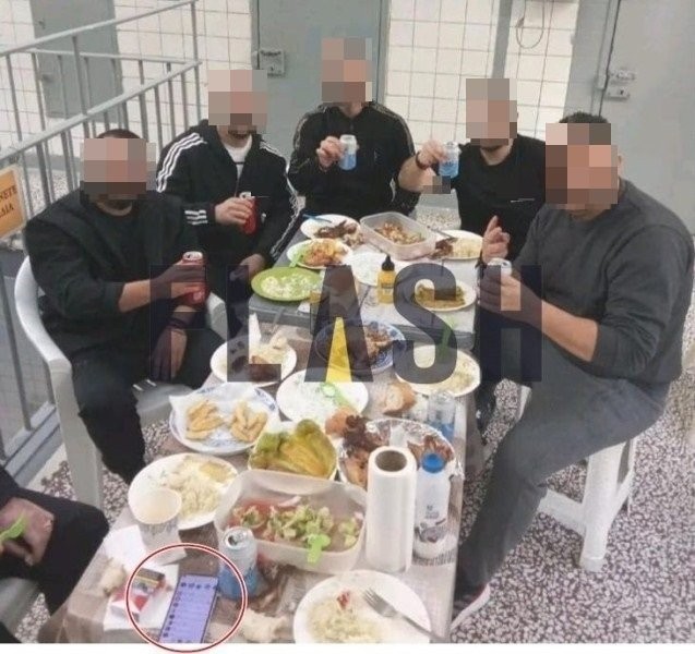 Φυλακές Κορυδαλλού: Επείγουσα πειθαρχική προκαταρκτική εξέταση για τις φωτογραφίες με χριστουγεννιάτικο «τσιμπούσι» κρατουμένων