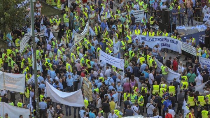 «Δεν είμαστε αναλώσιμοι»: Απροειδοποίητη συγκέντρωση διαμαρτυρίας αστυνομικών στη Σταδίου – Κλειστές κεντρικοί οδοί