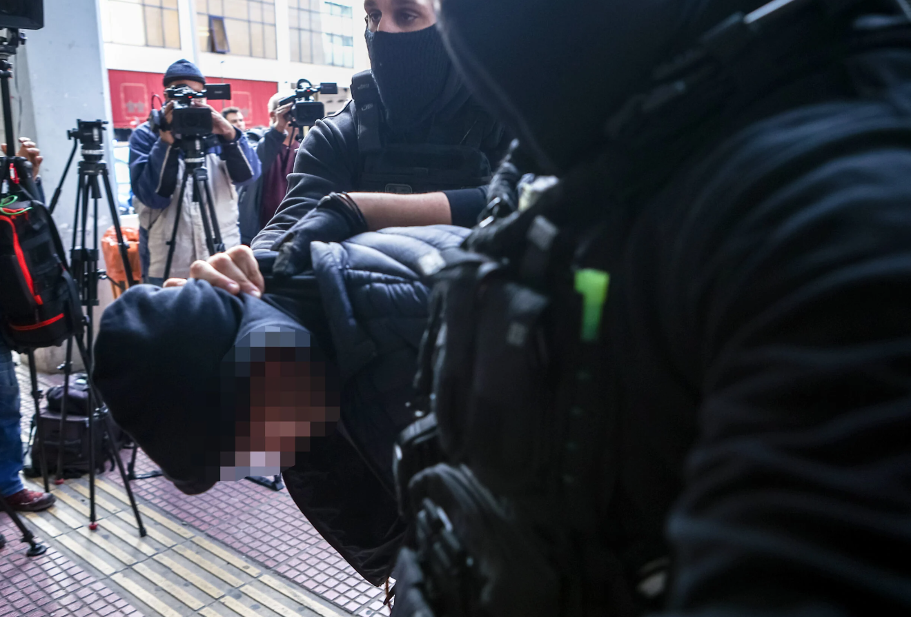 Η ώρα της απολογίας για τον 18χρονο κατηγορούμενο για την επίθεση με τη ναυτική φωτοβολίδα στον αστυνομικό – Κοντά στους καθοδηγητές οι αρχές