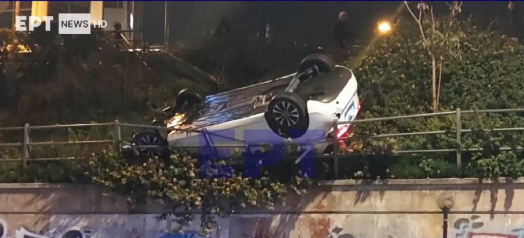 Τροχαίο στην Ηλιούπολη: Ανατράπηκε αυτοκίνητο και κρεμάστηκε από τις προστατευτικές μπάρες