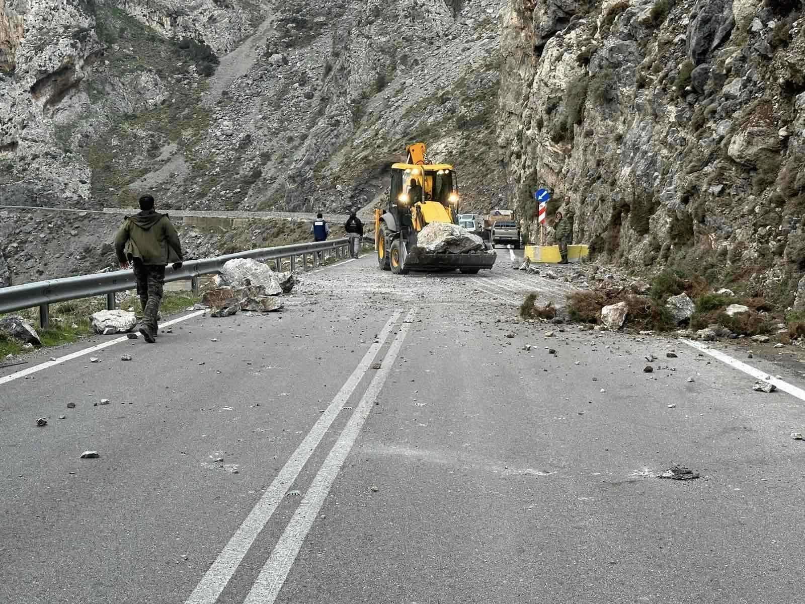 Ρέθυμνο: «Άγιο» είχε οδηγός αυτοκινήτου- Αποκολλήθηκε βράχος στο Κουρταλιώτικο Φαράγγι (Φωτό)