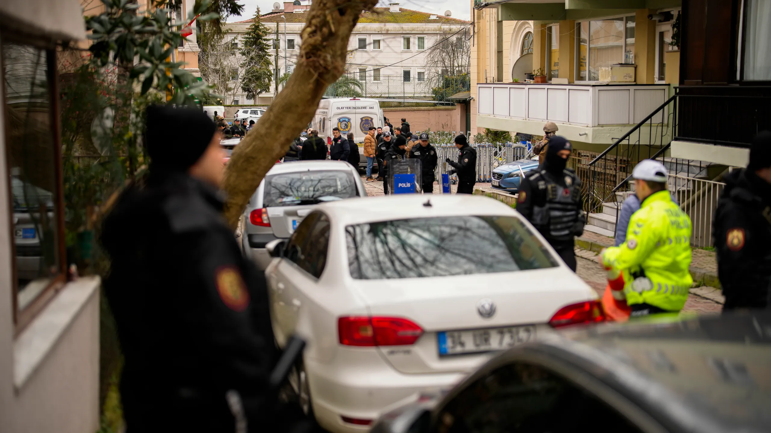Κωνσταντινούπολη: Αποκαλυπτικό βίντεο από τη στιγμή που κουκουλοφόροι «ανοίγουν πυρ» μέσα σε καθολική εκκλησία