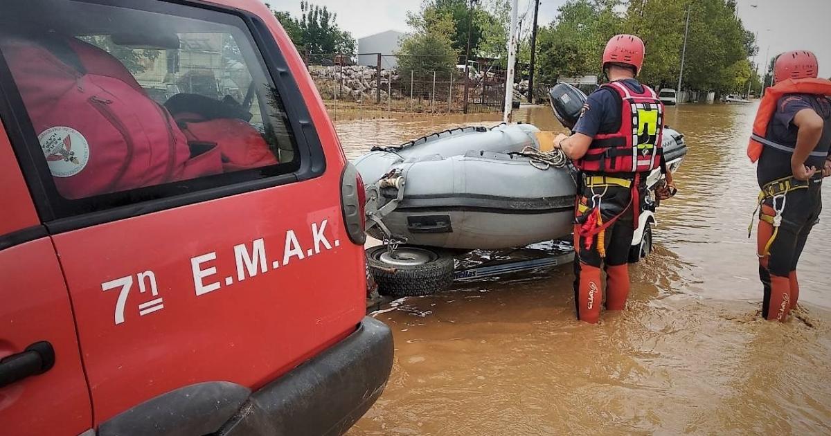 Ηλεία: Όχημα παρασύρθηκε μαζί με τους επιβαίνοντες από φουσκωμένο χείμαρρο – Μεγάλο κλιμάκιο της ΕΜΑΚ σπεύδει στην περιοχή