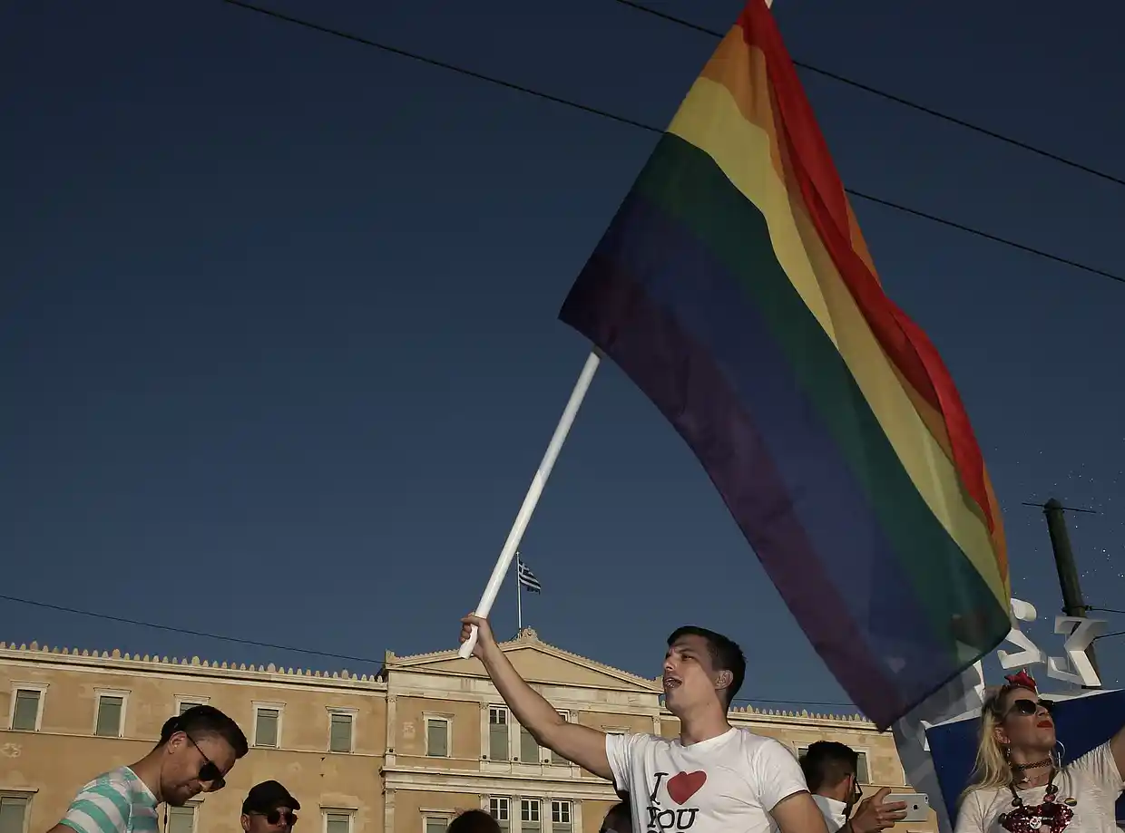 Ελβετικά ΜΜΕ: «Ισχυρές αντιστάσεις» στον γάμο για τα ομόφυλα ζευγάρια στην Ελλάδα – «Γκρίζα ζώνη» το ζήτημα της «παρένθετης μητρότητας»