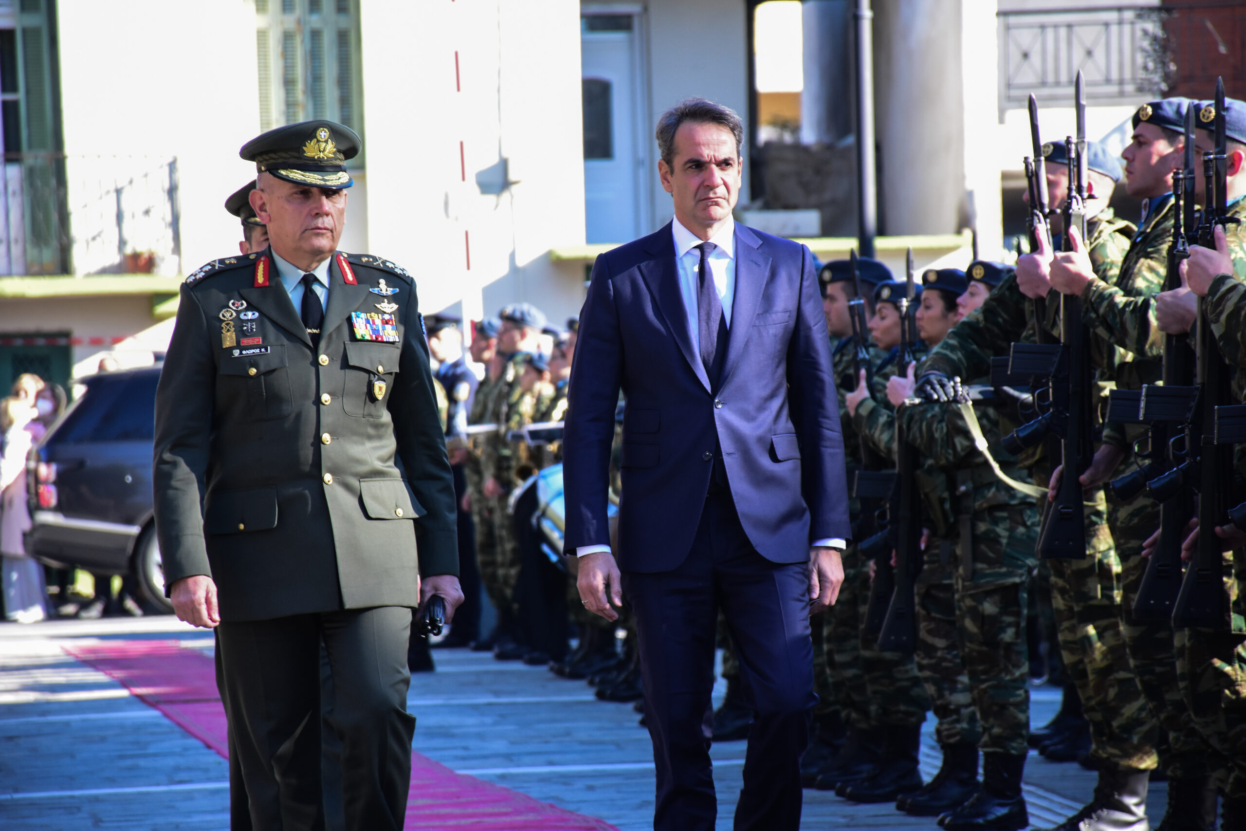 Μητσοτάκης για Φλώρο: «Υπερπολύτιμη η συμβολή του απέναντι στις προκλήσεις» – Ποιος είναι Δημήτρης Χούπης που αναλαμβάνει αρχηγός ΓΕΕΘΑ
