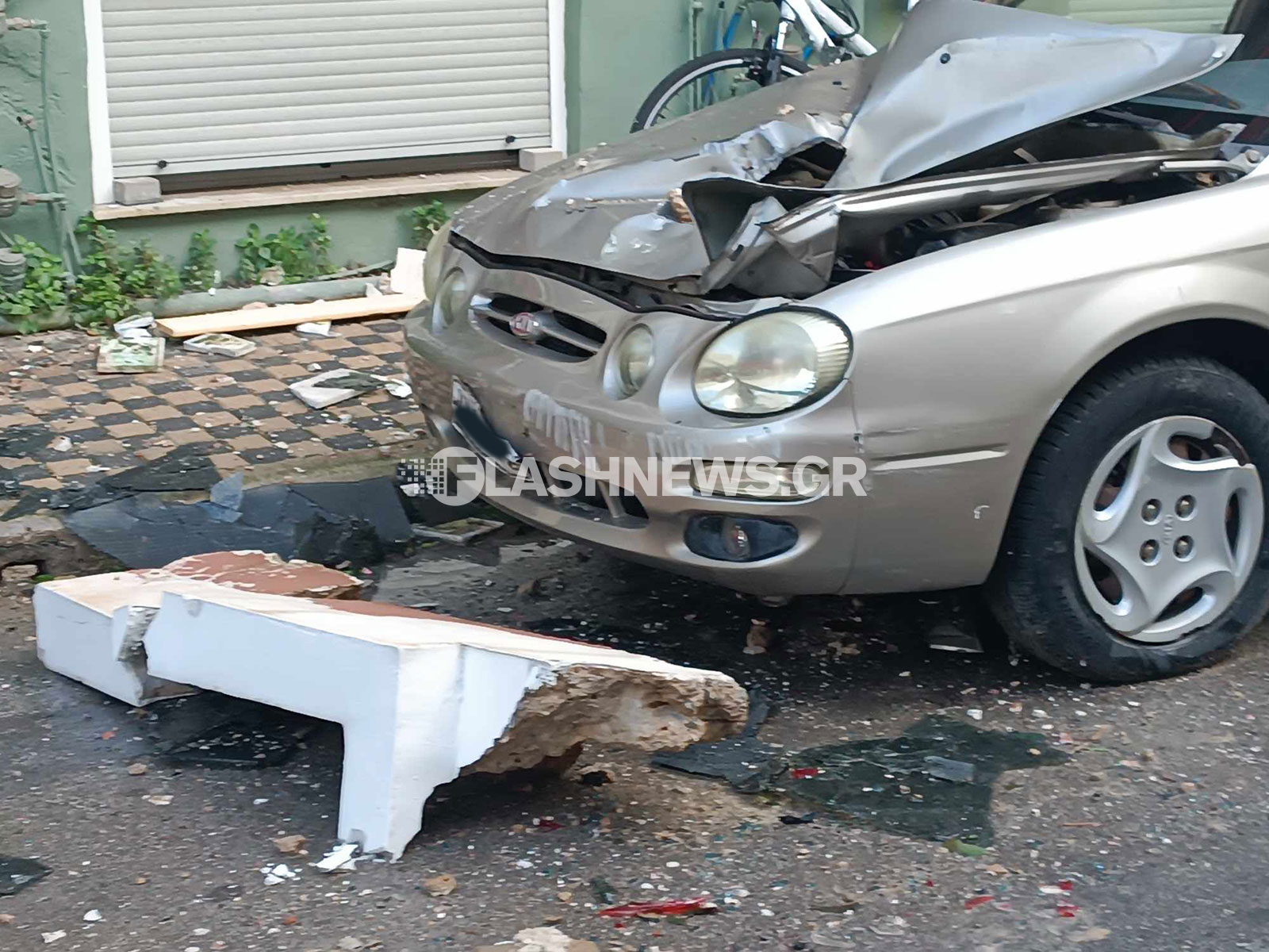 Χανιά: Μπαλκόνι έπεσε πάνω σε αυτοκίνητο (Φωτό)
