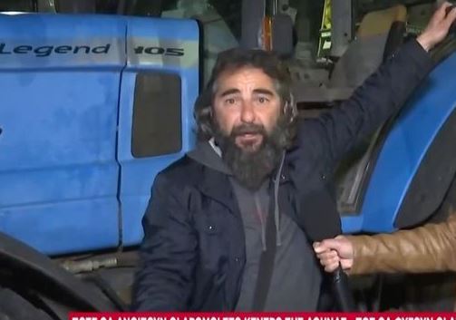 Το παράπονο του αγρότη από το Σύνταγμα: «Νιώθω πληγωμένος… παράτησαν τα τρακτέρ και πήγαν… βόλτες» (Βίντεο)