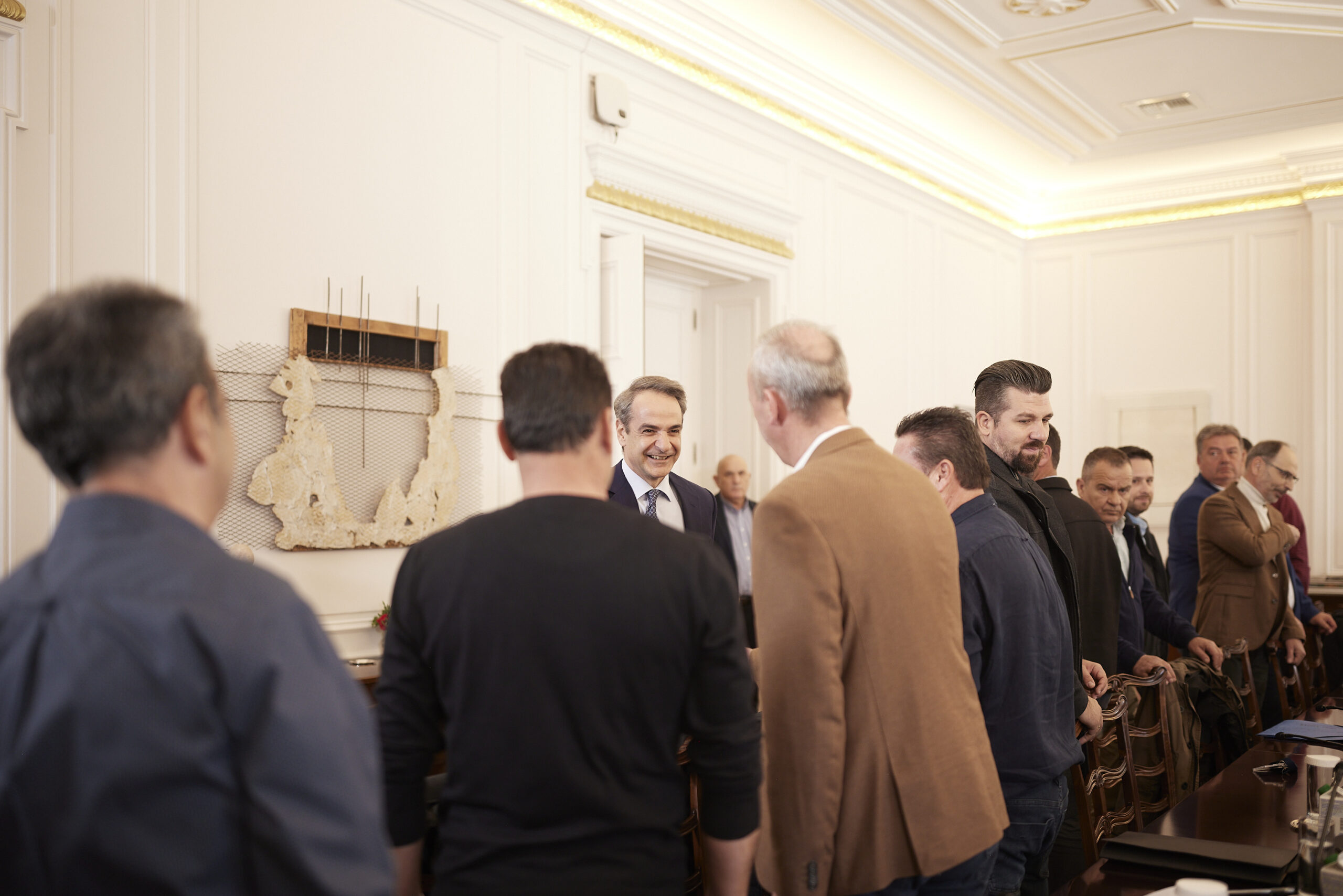 Κυβερνητικές πηγές: Σε «ήπιο και καλό κλίμα κατανόησης» η συνάντηση του πρωθυπουργού με τους αγρότες