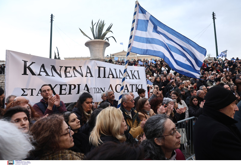 Συλλαλητήριο διαμαρτυρίας με εικόνες και θυμιατά κατά της τεκνοθεσίας από ομόφυλα ζευγάρια – «Κανένα παιδάκι στα χέρια των ΛΟΑΤΚΙ»