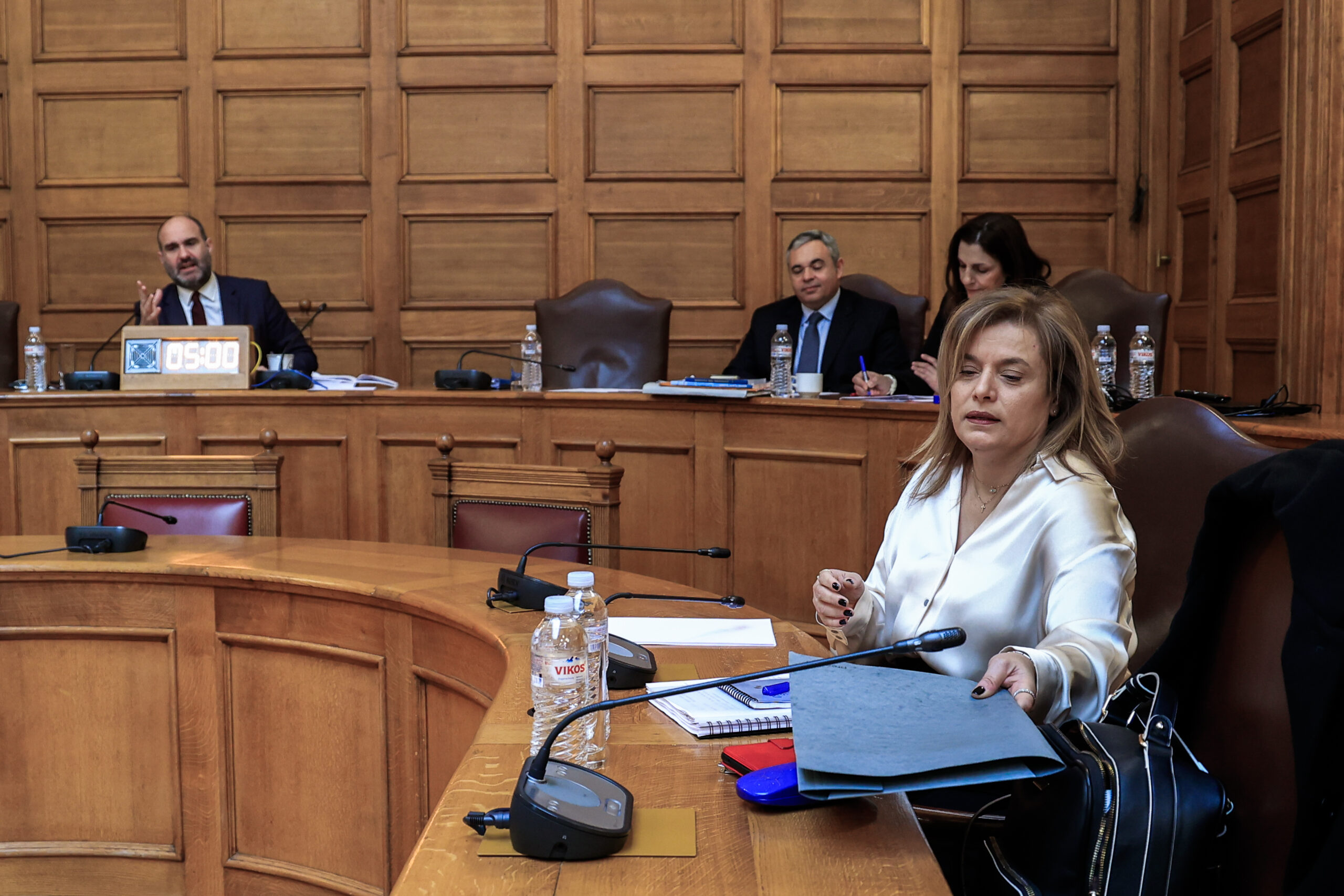 Εξεταστική επιτροπή για τα Τέμπη: Καταθέτει η διοικήτρια της ΕΑΔ – «Άνθρωποι είχαν χρεωθεί ειδικότητες που δεν γνώριζαν»