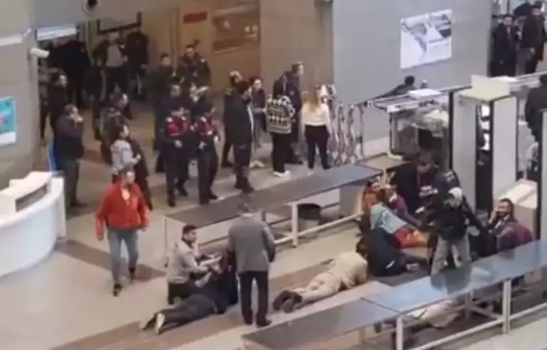 Κωνσταντινούπολη: Ένοπλη επίθεση στο Δικαστικό Μέγαρο – Νεκροί οι δράστες, μέλη της τρομοκρατικής οργάνωσης DHKP-C (Βίντεο)